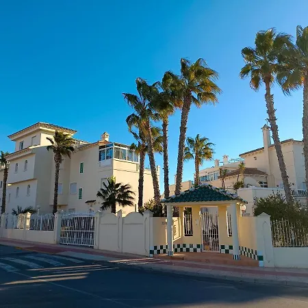 Maison Entiere Avec Piscine, Wifi, Grand Solarium Et Terrain Arbore Holiday home